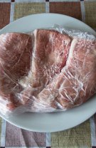 7. Nu îndepărtăm stratul de deasupra cărnii, mai ales dacă am păstrat-o mult timp în frigider
