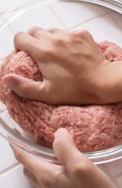 11. Amestecăm prea mult carnea tocată