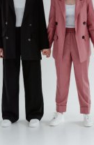2. O pereche confortabilă de pantaloni de costum