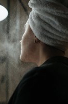 5. Folosește un spray de față înainte sau după ce te machiezi