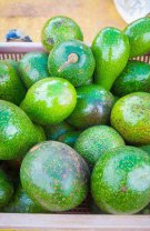 3. Rupe codița de la avocado pentru a vedea dacă este bun