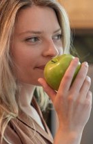 4. Stai departe de fructele cu pete vineții