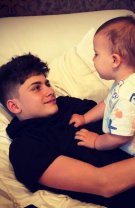 Se înțelege de minune cu fratele și surioarele lui