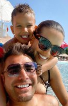 Merge deseori în vacanțe alături de părinții săi