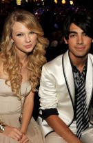 1. Taylor Swift (32 de ani) și Joe Jonas (32 de ani)