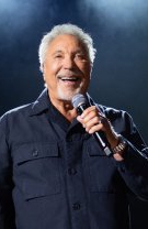 Tom Jones a fost ajutat de fiul său să depășească tragedia