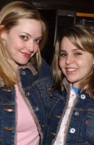 8. Amanda Seyfried (36 de ani) și Mae Whitman (34 de ani)