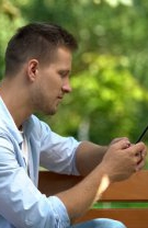 6. Folosirea excesivă a telefonului în timpul întâlnirii