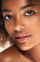 8. Femeile din Africa de Est se dau pe piele cu unt de shea