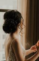 2. Pulverizăm parfum pe haine