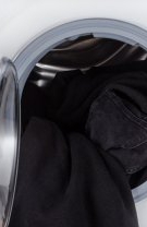 5. Nu spălăm corect hainele închise la culoare