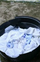 7. Lăsăm hainele la înmuiat pentru o lungă perioadă de timp