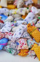 Pune flori sau ierburi aromatice în săculeți de bumbac și așează-i pe rafturi
