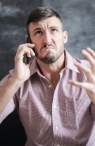 Vorbește urât despre jobul lui și pare că îl deranjează tot ce face acolo