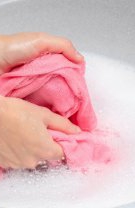 Cum repari un pulover de lână care a intrat la apă?
