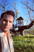 Peter Facinelli (Dr. Carlisle) – născut pe 26 noiembrie 1973