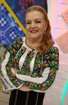 Are o colecție impresionantă de costume populare