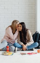 Bârfa permite crearea de legături sociale