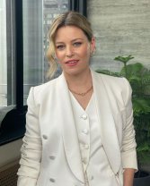Elizabeth Banks spune că mamele ar trebui să accepte ajutor din partea altora