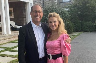 Este căsătorit cu scriitoarea Jessica Seinfeld
