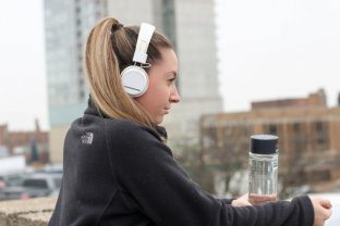 10. La televizor sau la radio rulează o anumită melodie care îți aduce aminte de el/ea
