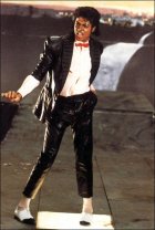 13. Kim Kardashian a cumpărat jacheta lui Michael Jackson.
