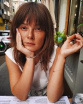 Iubește simplitatea: „El își ia mai multe schimburi decât mine. Mai mulți pantofi decât mine”