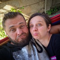 Este căsătorit de aproape un deceniu și are doi copii