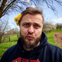 Este foarte activ în mediul online