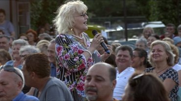 Nu mai este la fel de prezentă în lumina reflectoarelor