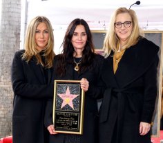 Este prietenă de peste un deceniu cu Jennifer Aniston și Courteney Cox