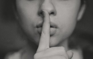 Păstrarea secretelor față de partener/ă