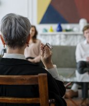 Implică o terță parte dacă este necesar 