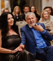 Nu mai locuiește cu actuala soție?