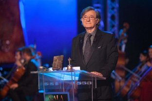 De la scena teatrului la scena politică