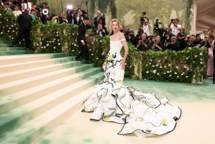 Gigi Hadid în  Thom Browne