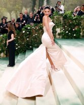 Kylie Jenner în Oscar de la Renta