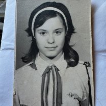 Cum arăta Andreea Esca în adolescență, îmbrăcată în uniforma școlară
