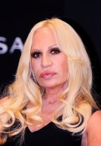 Donatella Versace are pielea feței întinsă și strălucitoare