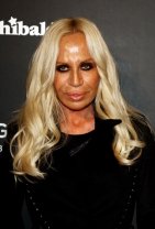 Donatella Versace a vrut să își ascundă vârsta cu ajutorul operațiilor estetice
