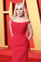 Cum arată Donatella Versace în 2024, după nenumărate intervenții estetice