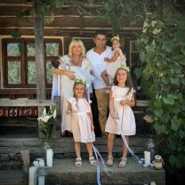 Laura Cosoi și-a îmbrăcat fiicele în rochii identice la botezul Aidei
