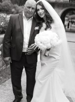 Iustina de la Insula Iubirii a fost condusă la altar de tatăl ei