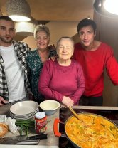 Mama lui Radu Vâlcan are grijă de nepoți la 70 de ani
