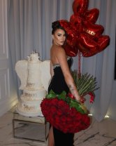 Anamaria Prodan i-a oferit fiicei sale un buchet uriaș de trandafiri de ziua ei