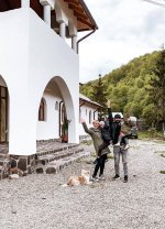 Jojo și Paul Ipate au fost la conacul Monicăi Anghel din județul Argeș