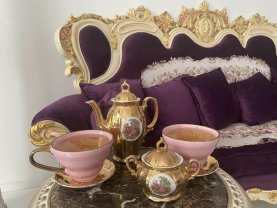 Vila de lux în care trăiesc Alin Oprea și Medana este plină de bibelouri și seturi de veselă din porțelan