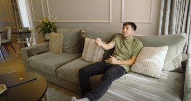 Mircea Bravo are o canapea mare în sufrageria din vila de lux din Cluj