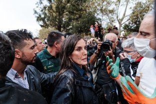 Regina Letizia și regele Felipe al Spaniei au mers în Valencia, regiunea afectată de inundațiile devastatoare