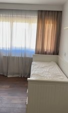 Elwira și Mihai Petre și-au luat casă nouă și au amenajat dormitorul fetelor